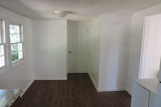 Building Photo - 3204 Silver Lake Dr