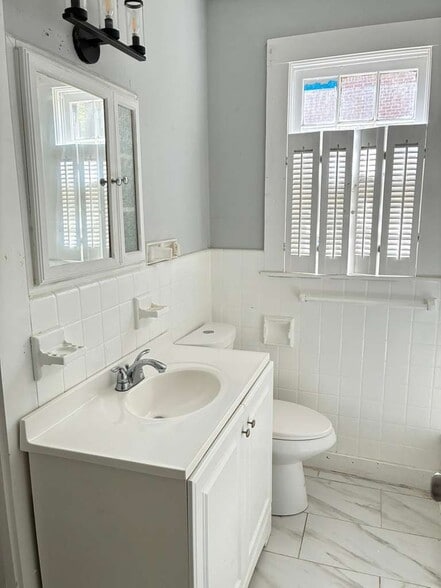 Building Photo - 3871 Northview Dr