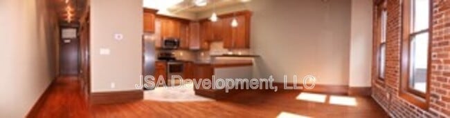 Building Photo - 206 E 4th St