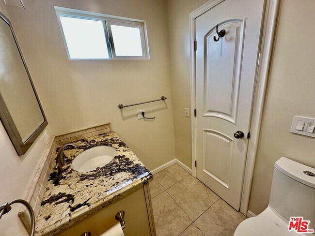 Building Photo - 128 S Swall Dr