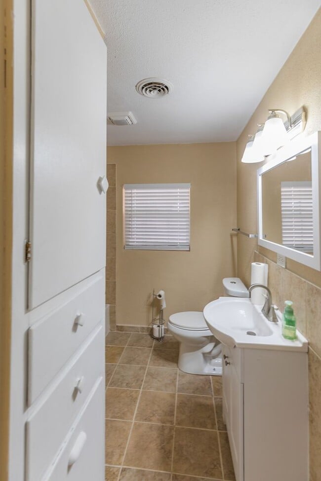 Building Photo - Cozy 3 Bed 2 Bath Home - Pets on Owner App...