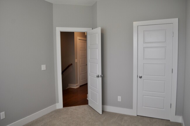 Building Photo - 4 Bedroom | 3.5 Bath Townhouse in Raleigh