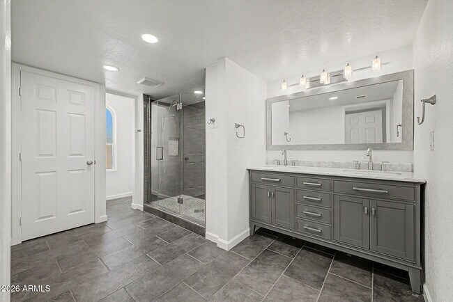 Building Photo - 2225 E Catalina Dr