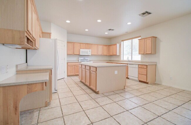 Building Photo - 2026 E County Down Dr