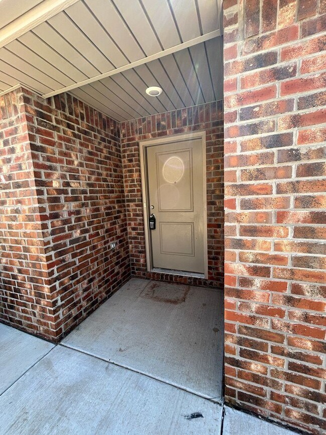 Building Photo - 3 bed 2 bath Duplex  Available !