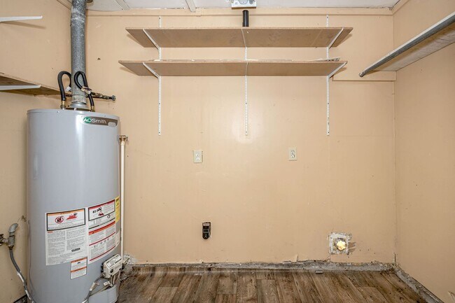 Building Photo - 5612 Rose Dr