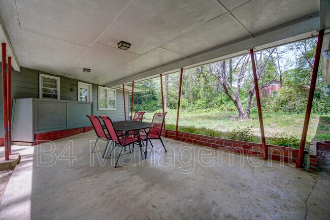 Building Photo - 144 Old Petrie Rd