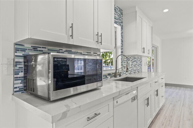 Building Photo - 7913 NW 72nd Ave