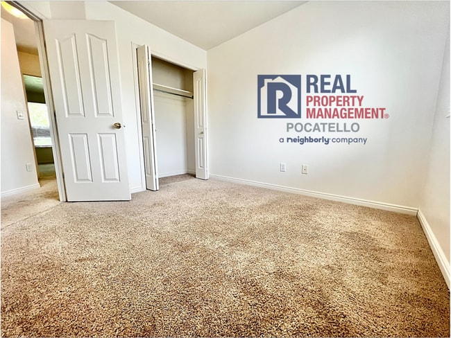 Building Photo - 4 Bedroom 1.5 Bath Townhome