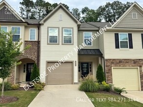 Building Photo - 2102 Solana Wds Dr