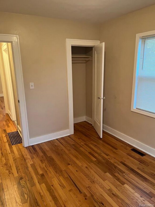 Building Photo - Cozy Home with Expansive Yard