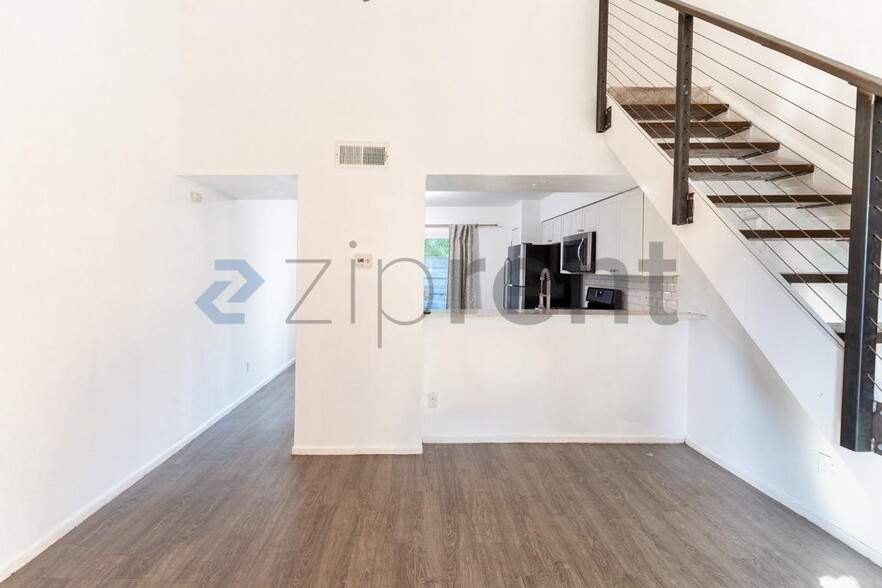 Building Photo - Unit B