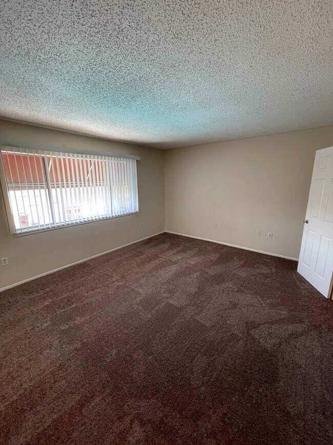 Building Photo - Large 2 Bedroom, 1 1/2 Bathroom Condo Available Immediately!