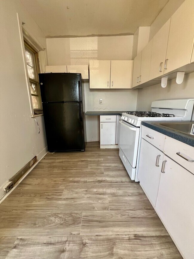 Building Photo - Stunning 3-Bedroom Townhome in Carroll Park! Available NOW!