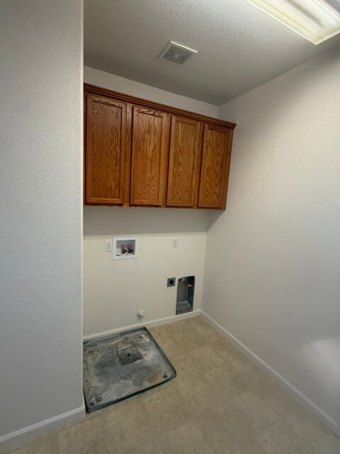 Building Photo - Gorgeous Modesto Home 3 Bedroom 2.5 Bathroom