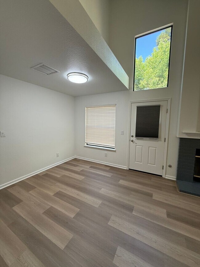 Building Photo - 3 BEDROOM COURT LOCATION