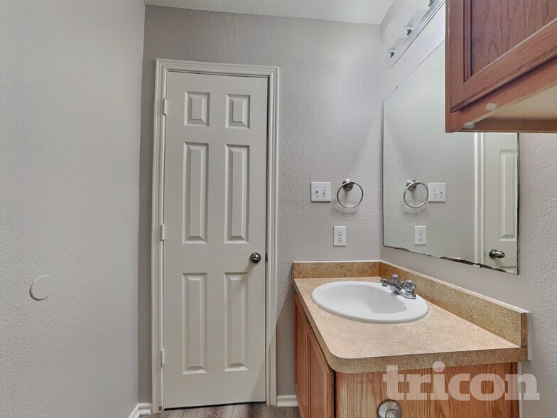 Building Photo - 160 Hinge Path