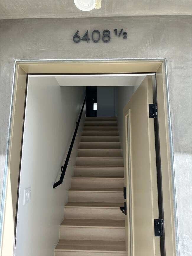 Building Photo - 3-Bedroom, 3-Bath Townhome in Prime North Hollywood Location