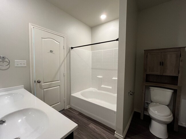 Building Photo - 917 Martin St