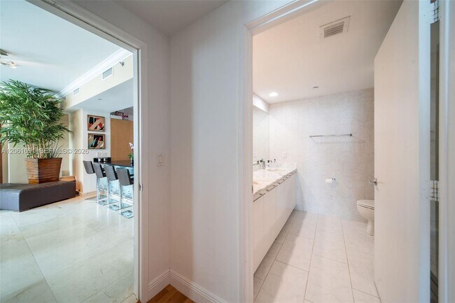 Building Photo - 950 Brickell Bay Dr