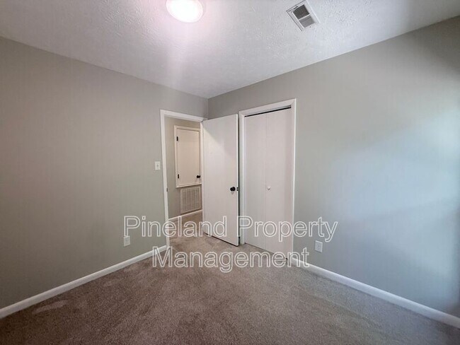 Building Photo - 890 Bridgette St