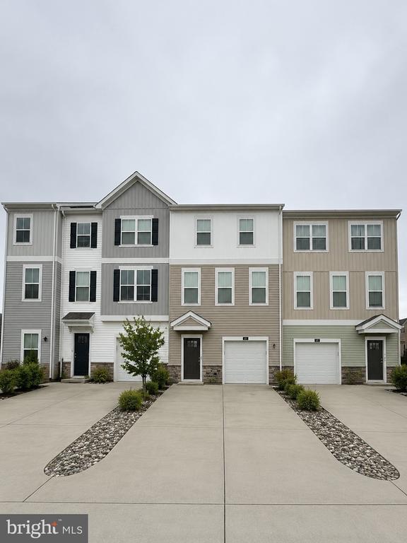 Building Photo - 402 Honeyberry Ln