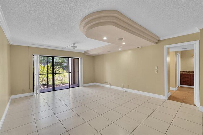 Building Photo - 350 Racquet Club Rd