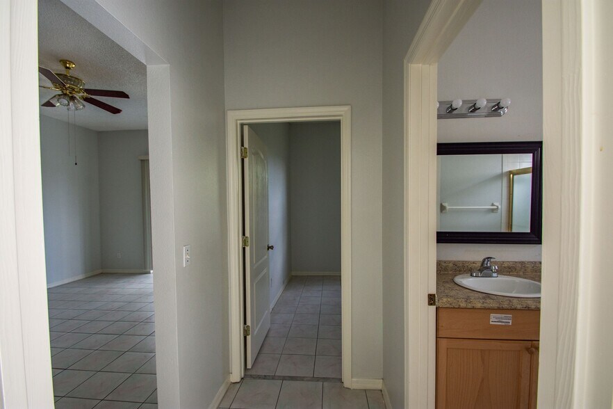 Building Photo - Available Now! 3/2 Home Near Hunter's Cree...