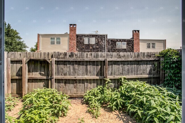 Building Photo - **Spacious 3-Bedroom Townhome with Partially Finished Basement and Off-Street Parking**