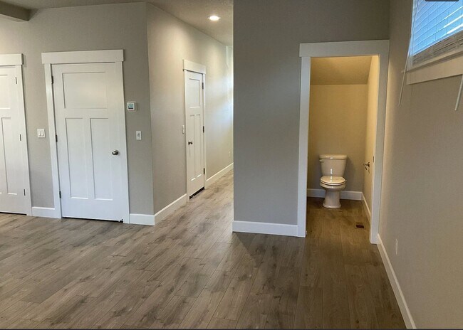 Building Photo - 1054 NE Regan Hill Loop