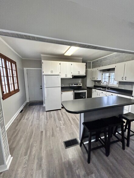 Building Photo - 1201 University Ave