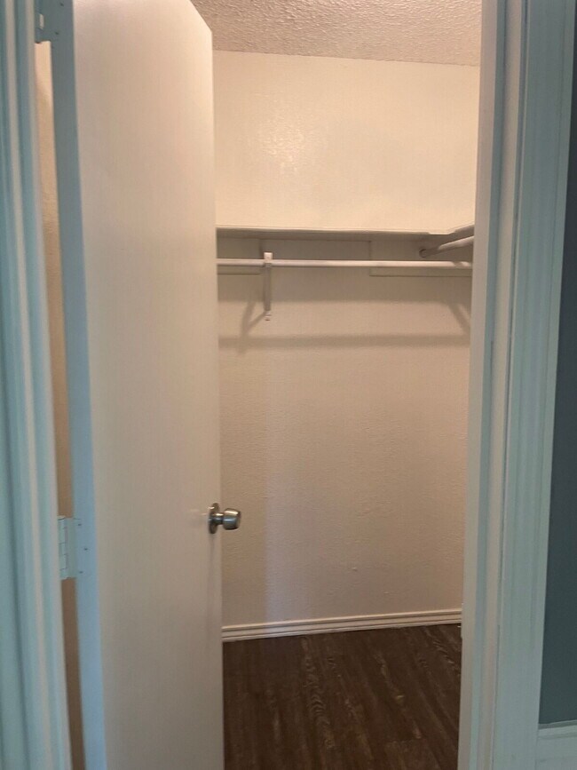 Building Photo - Spacious 3/2/2 with quick access to the Loop