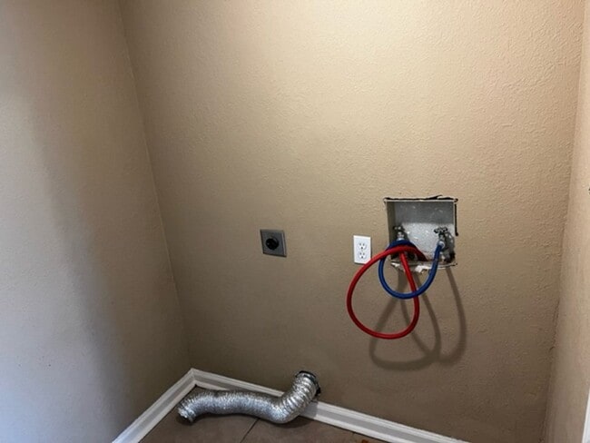Building Photo - 2BD/1.5B Apartment in Adel