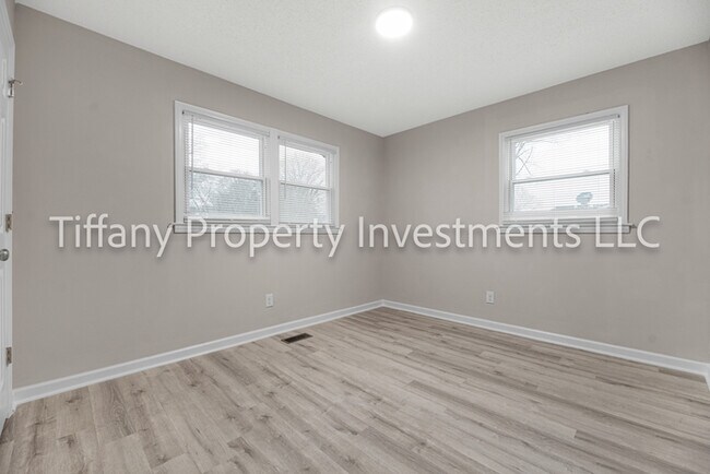 Building Photo - 2331 Woodleaf Dr