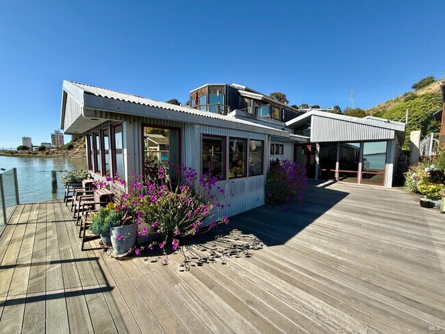 Building Photo - 4 Sandy Beach Rd