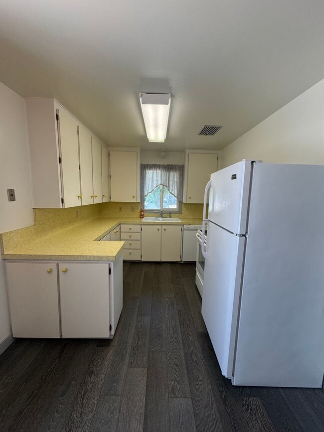 Building Photo - 2 bed 1 bath with large attached garage and fenced yard