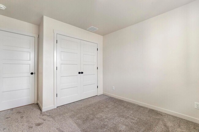 Building Photo - 392 Rock Dove Loop