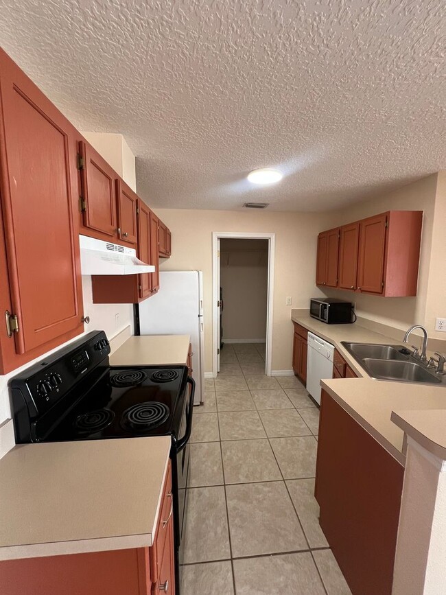 Building Photo - Welcome to Your New Home in Serene Wedgefield, FL