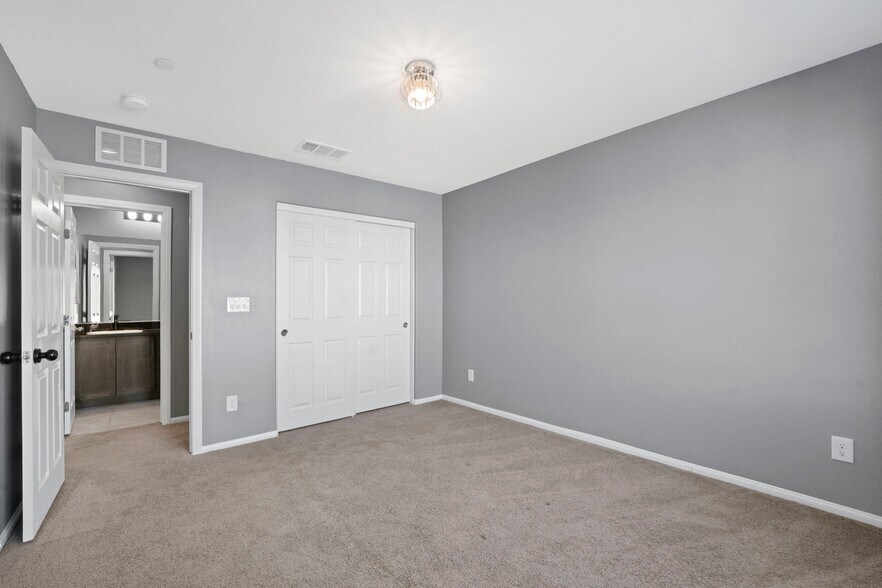 Building Photo - 10949 Oregano Ave