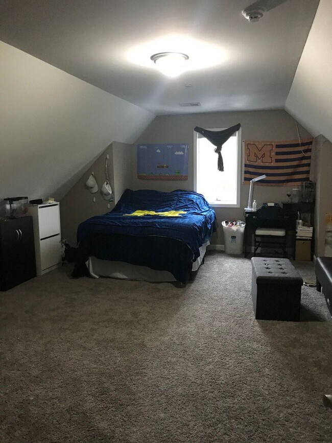 Building Photo - 1335 Hill St