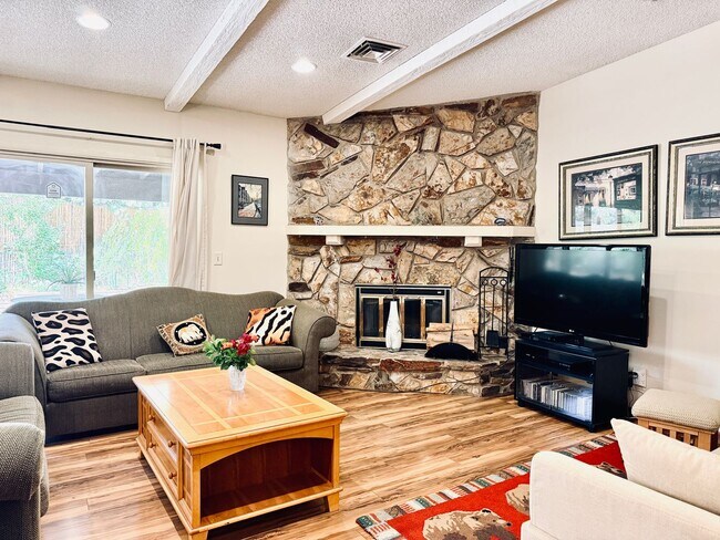 Building Photo - Available August 1st! Beautiful fully furnished single-story home located in the prestigious Span...