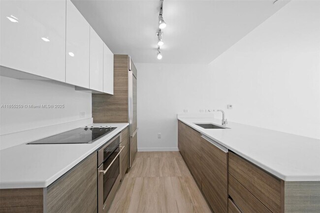 Building Photo - 1100S S Miami Ave