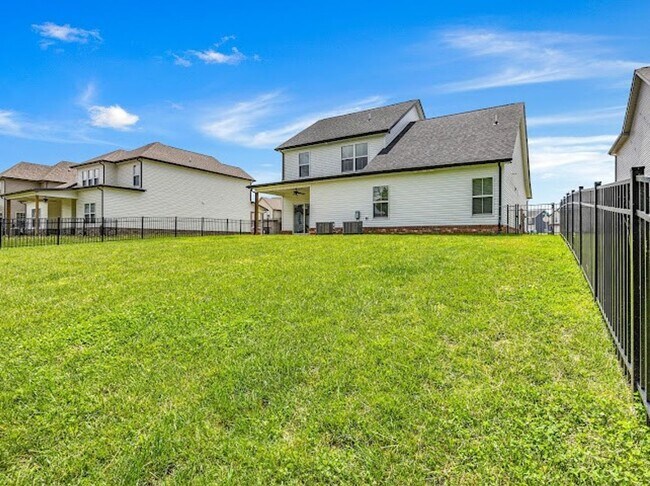 Building Photo - 5 Bedroom Pet Friendly Home For Rent!