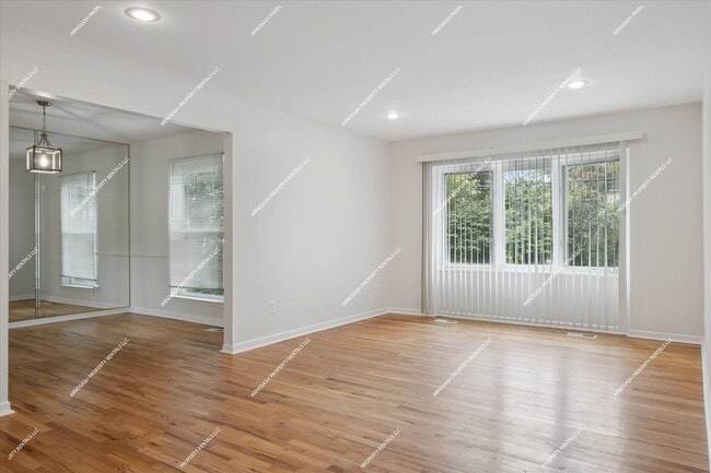 Building Photo - Rare Rental! Beautiful 1900 sq ft 3-bedroo...
