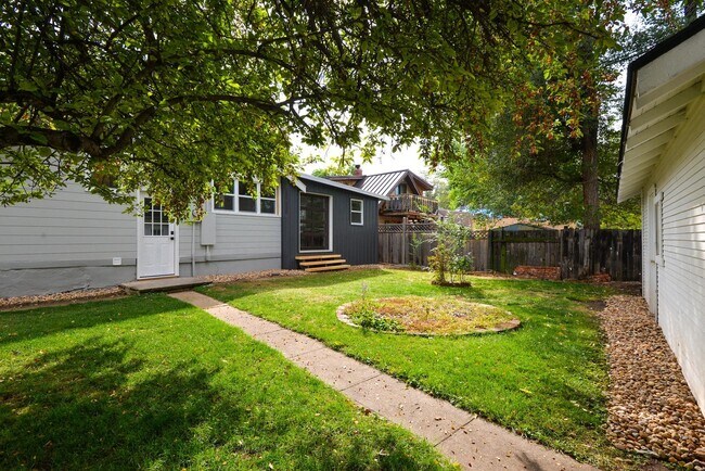 Building Photo - Beautifully remodeled 3 Bedroom Bungalow in Old Town