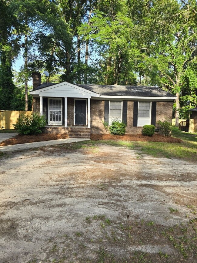 Building Photo - Renovated Home 3 bedroom 1.5 bath with new privacy wooden fence