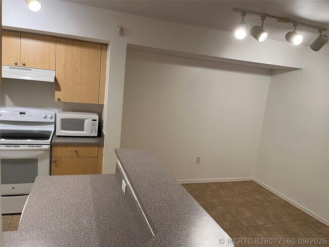 Building Photo - 913 Villa Cir