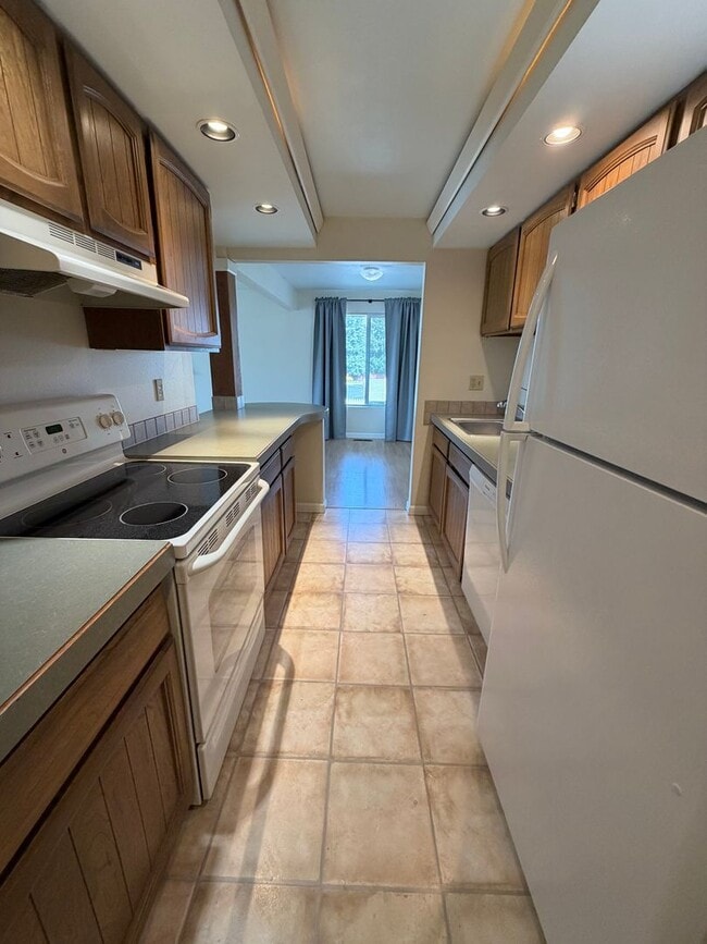 Building Photo - Now renting 2 bedroom 1.5 bathrooms Condo at Castlerock