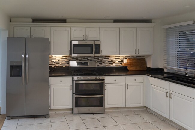 Building Photo - 144 Salem St