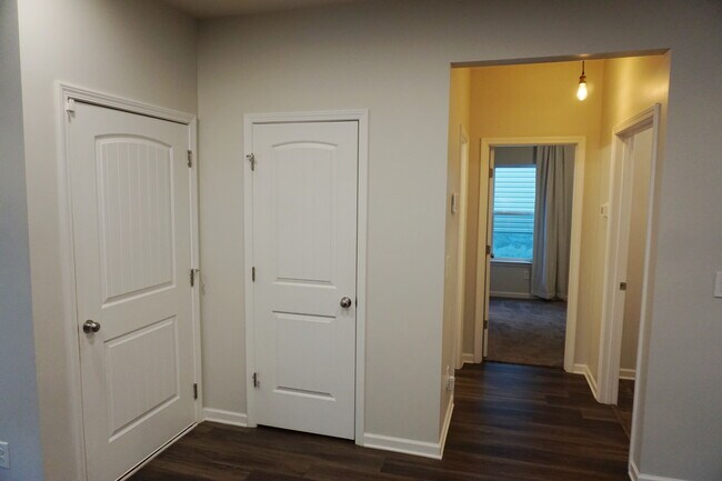 Building Photo - 2221 Silverton Dr